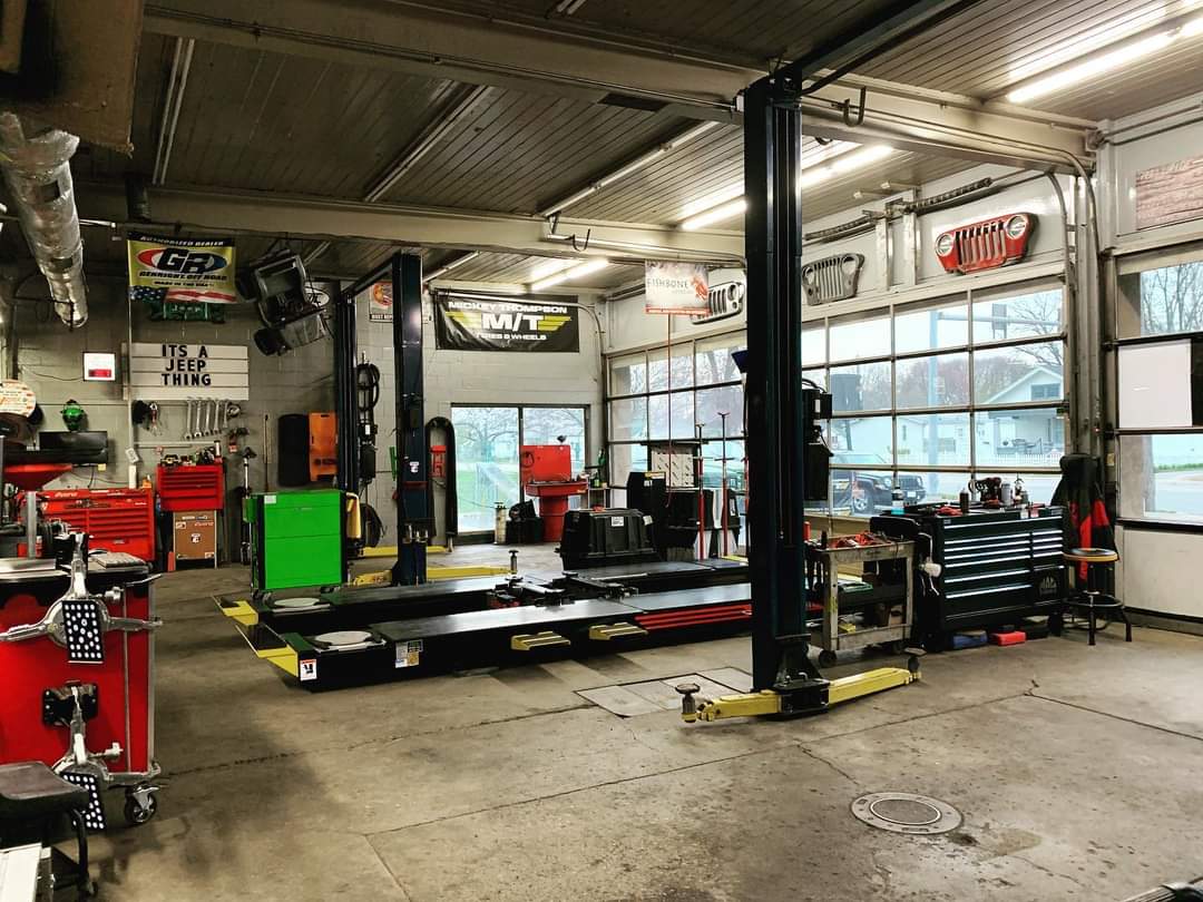 misschrissy68's tweet photo. I'm at the office of my Jeep Doctor. She needs a little checkup and maintenance before my trip to Moab. #EJS #GeahrOffroad #Genright #RockJock https://t.co/FZdn70MaT1