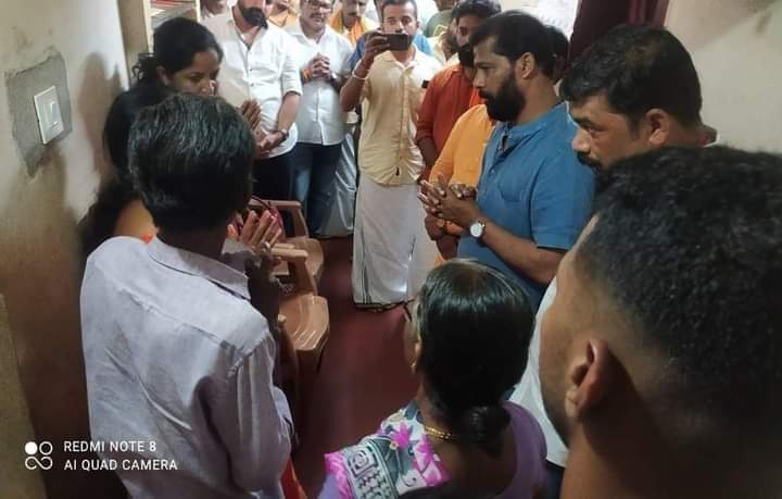 ಶಿವಮೊಗ್ಗದ ಬಲಿದಾನಿ ಹರ್ಷನ ಸಹೋದರಿ, ಕಾಸರಗೋಡಿನ ಹಿಂದೂ ನಾಯಕ ಸ್ವರ್ಗೀಯ ಜ್ಯೋತಿಷ್ ಕುಮಾರ್ ಅವರ ಮನೆಗೆ ಭೇಟಿ ನೀಡಿ 2 ಲಕ್ಷ ರೂಪಾಯಿ ಚೆಕ್ ನೀಡಿದರು. ಹಾಗೂ ಅವರ ಮಗುವಿನ ವಿಧ್ಯಾಭ್ಯಾಸದ ಜವಬ್ದಾರಿ ವಹಿಸಿಕೊಂಡಿದ್ದಾರೆ .
