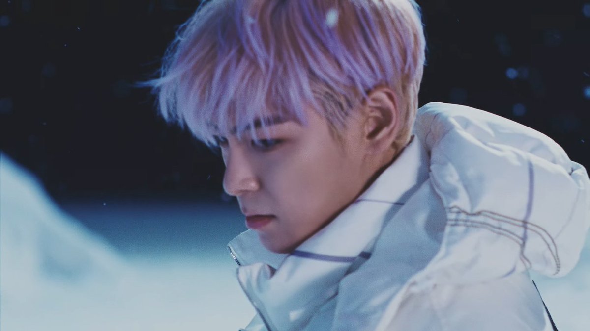 hopefulvip's tweet photo. Cuando TOP se quitó su máscara y tuvo tanto miedo de mirar a la cámara porque si, tantos años que los medios coreanos CENSURABAN Su cara y ahora cuando mira fijamente puedes notar que tiembla
#빅뱅이_돌아왔습니다
STILL LIFE STILL HERE 
#BIGBANG #BIGBANG_StillLife  
@YG_GlobalVIP https://t.co/8dgzNpKTQy