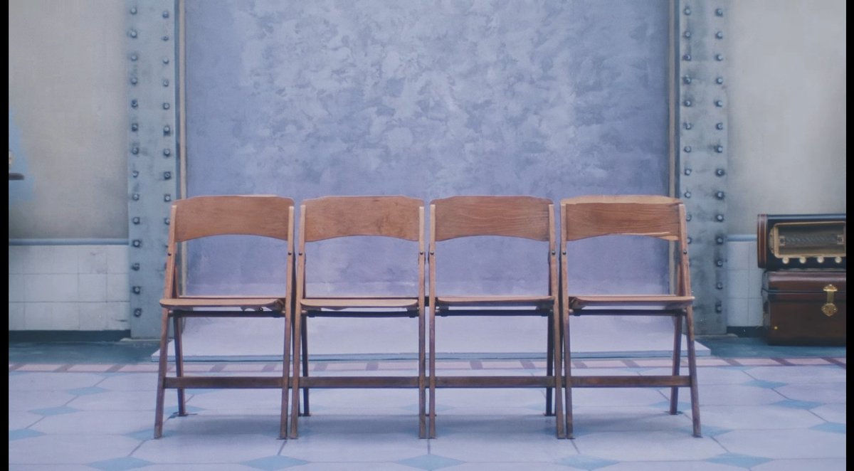 GeorginaChoi88's tweet photo. 4 chairs represent that for now there are only 4 of them together, but at the last few seconds of the video, they showed the 5 lines. It represents that maybe not now, not tomorrow, but one day, the 5 of them will be together again.

#BIGBANG_StillLife
#빅뱅이_돌아왔습니다 https://t.co/KLvt9jAhv6