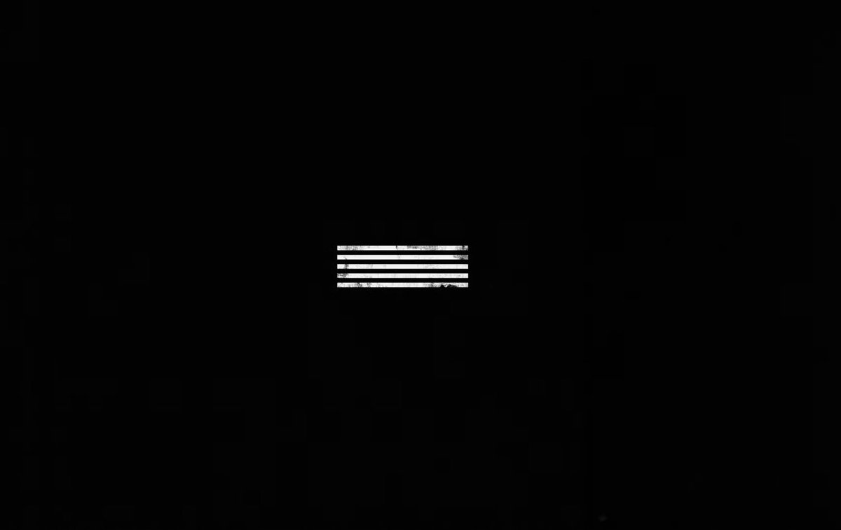GeorginaChoi88's tweet photo. 4 chairs represent that for now there are only 4 of them together, but at the last few seconds of the video, they showed the 5 lines. It represents that maybe not now, not tomorrow, but one day, the 5 of them will be together again.

#BIGBANG_StillLife
#빅뱅이_돌아왔습니다 https://t.co/KLvt9jAhv6