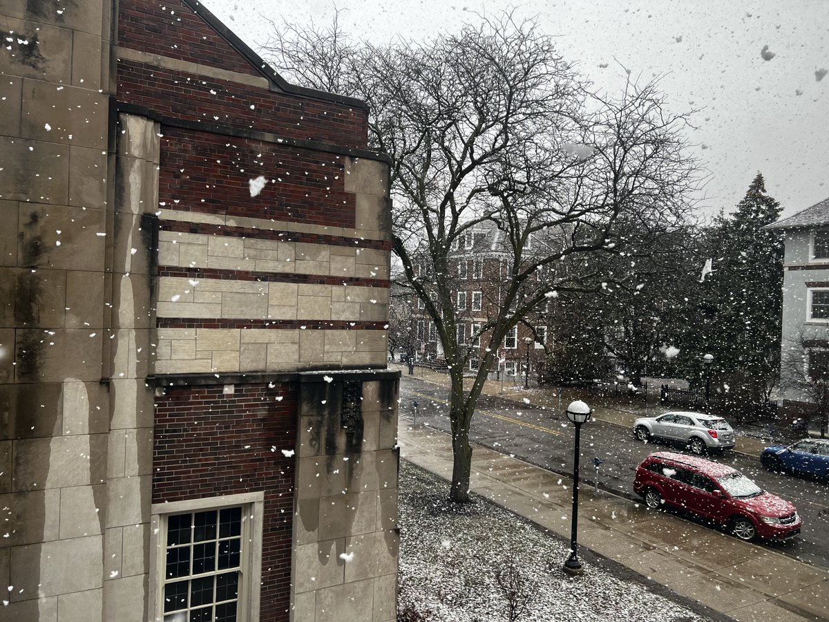 stevelonn's tweet photo. So April showers bring... really big snowflakes?!?
#SpringInMichigan https://t.co/lX9fAOVaQL