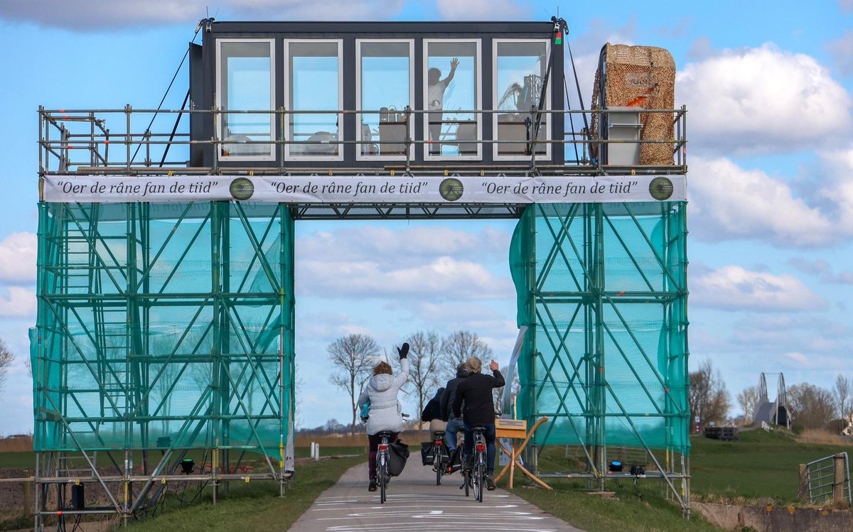 jochemmyjer's tweet photo. Morgen verblijf ik vanaf 11.30 24h in dit glazen huis in Wommels (Friesland) om aandacht te vragen voor de achteruitgang van onze weidevogels ! Een initiatief van de jubilerende @wachtwommelseo ! Check https://t.co/MAnEmOf4zE voor de filmpjes en info ! #zinin https://t.co/d49fGLPOHC