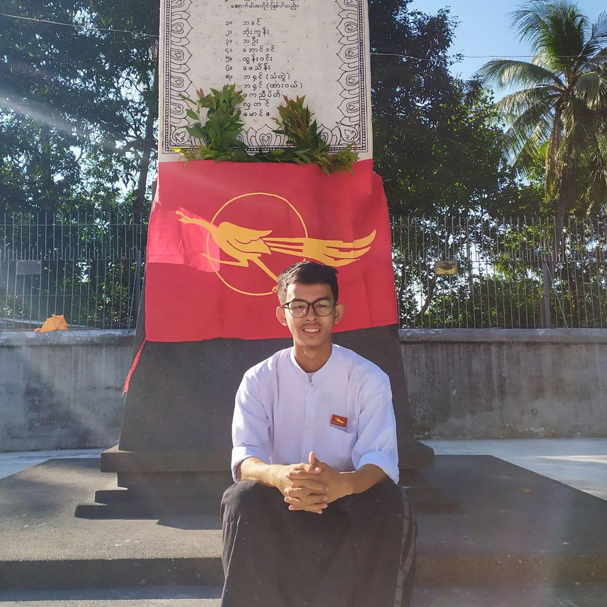 MissWHPT's tweet photo. Khant Thu Aung was brutally beaten inside Insein Prison for refusing to sit in stress positions, &amp; banned from receiving food &amp; medicine from his family. He is a student union leader &amp; was sentenced to 3 years with hard labour on 31 March. Free All Political Prisoners! https://t.co/mRanY0SB5C