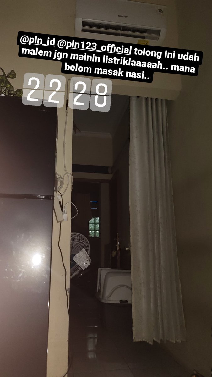 ivonnmega's tweet photo. tolonglah pln ini udah malem.. jangan maenin lampu.. belom masak nasi buat saur ihhhhh @pln_123 @infoPLN #pln #matilampu #matilamputengahmalem https://t.co/5XVwEVyKqP