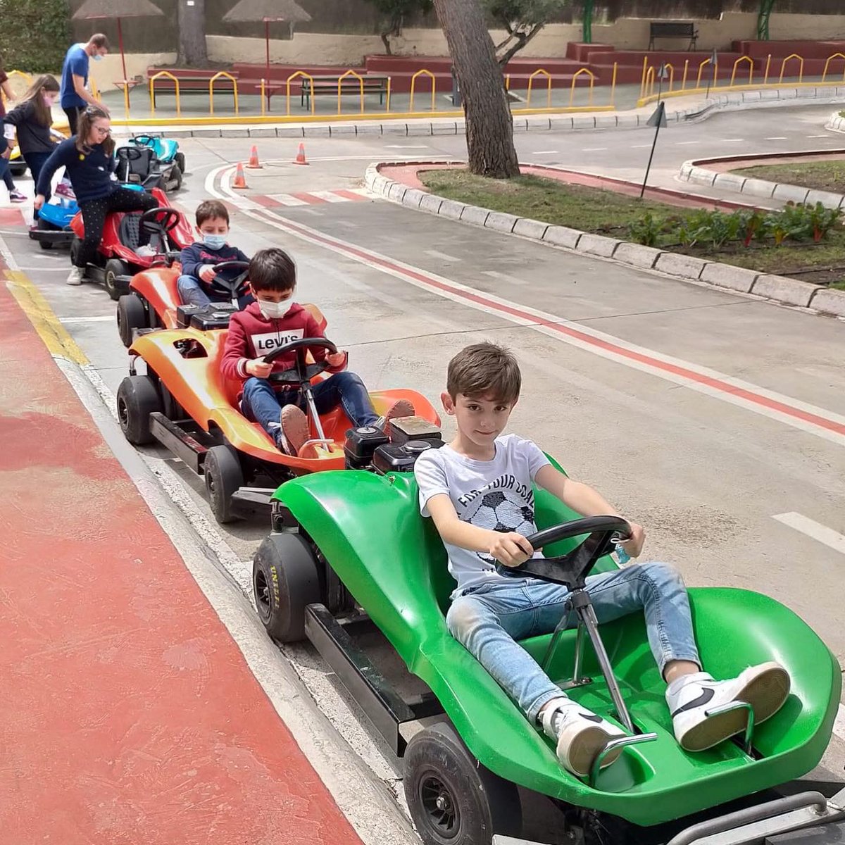 Escolapias_Val's tweet image. Nuestros alumnos y alumnas de 4⁰ de Primaria visitaron la semana pasada el Parque de Tráfico de Gilet. 🚦Allí aprendieron las normas de seguridad vial, el significado de las señales...

#parquedetráfico
#excursionescolar
#escolapiasvalencia
#yosoydeescolapiasvalencia