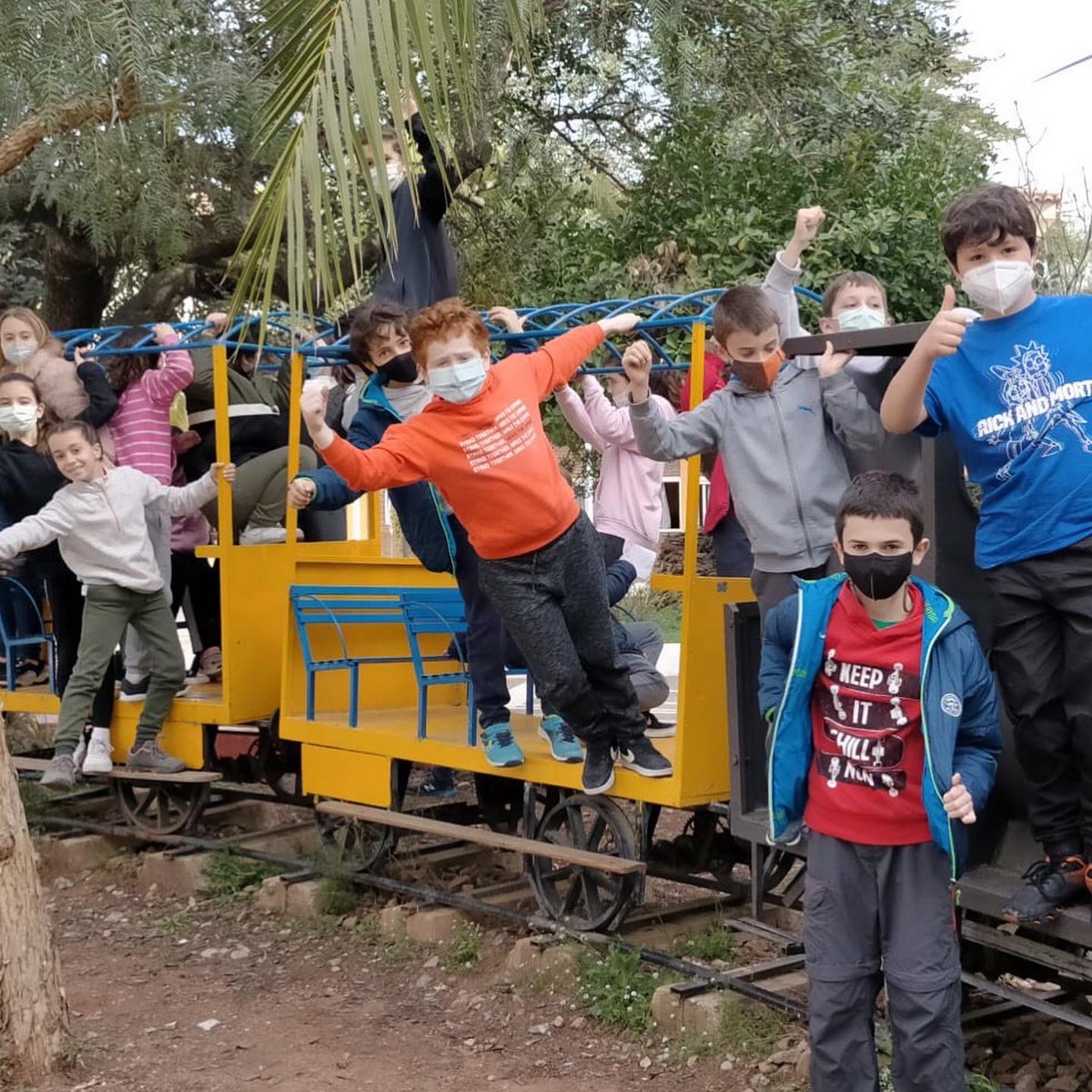 Escolapias_Val's tweet image. Nuestros alumnos y alumnas de 4⁰ de Primaria visitaron la semana pasada el Parque de Tráfico de Gilet. 🚦Allí aprendieron las normas de seguridad vial, el significado de las señales...

#parquedetráfico
#excursionescolar
#escolapiasvalencia
#yosoydeescolapiasvalencia