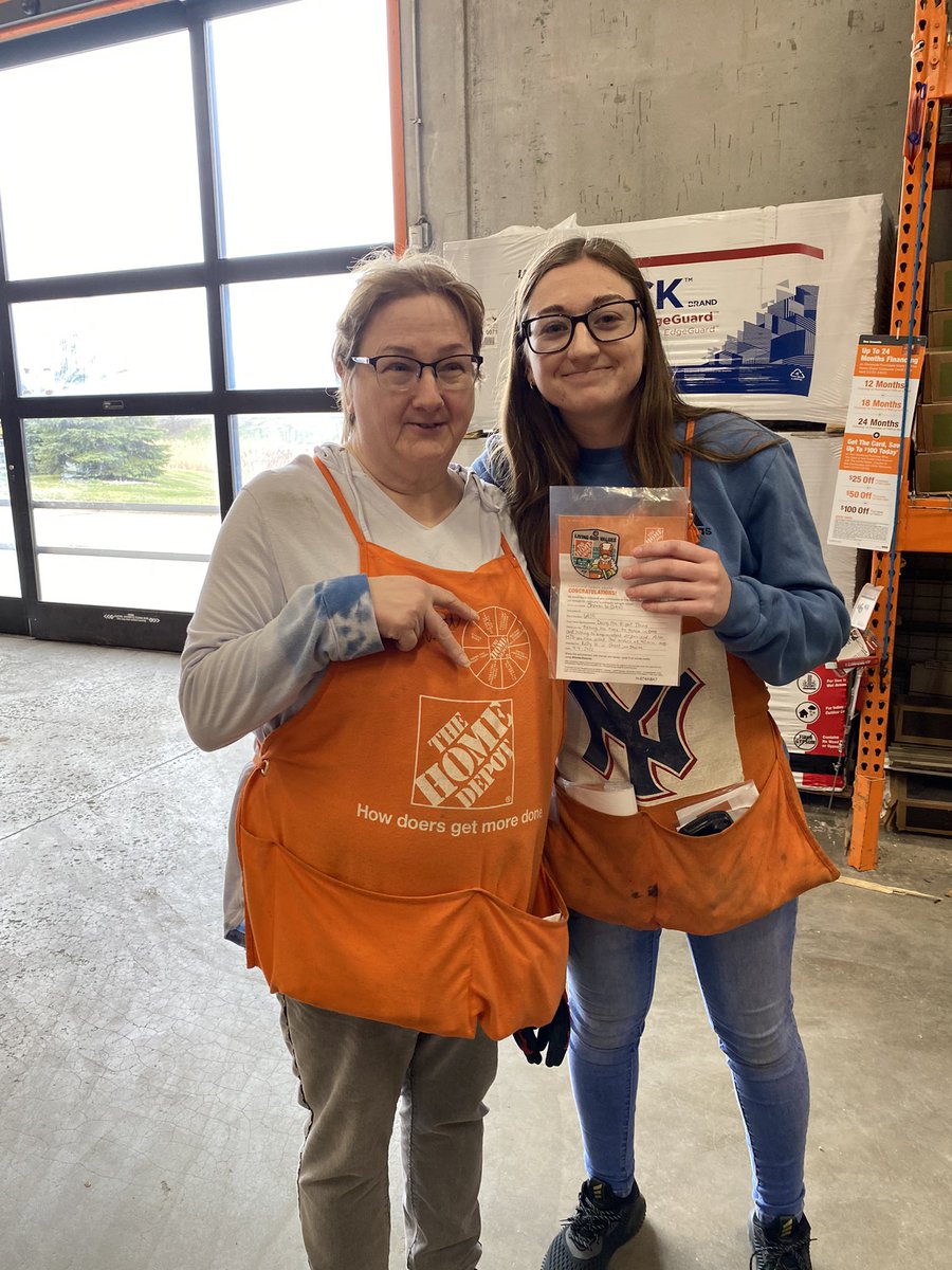 Recognizing D31/94 Associate of the month Breon, and recognizing a great coach in D94 Sharon. Keep up the great work team! 😆