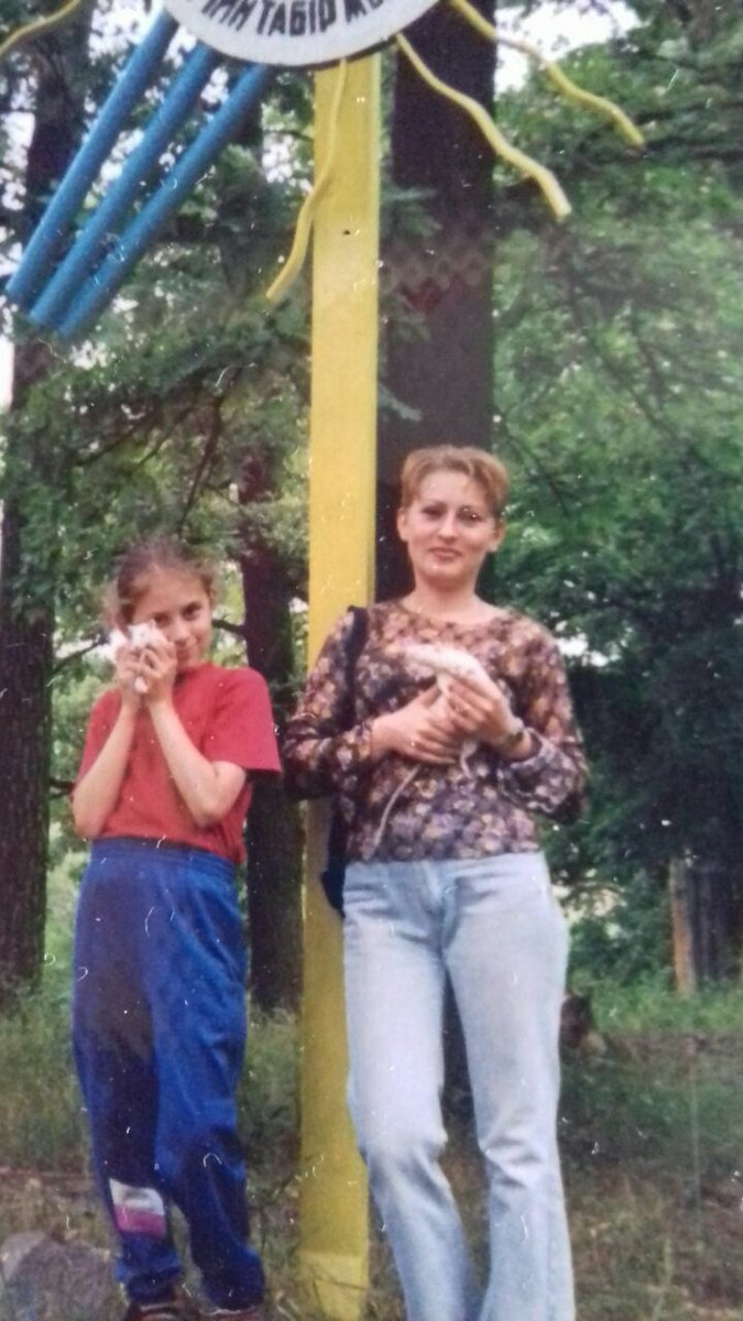 jupiter_june5's tweet photo. 1. 200(4? 6? не помню) год, мой первый в жизни детский лагерь, "Променистий". Я с мамой и нашими крысами. 
2. 2022 год, тот же лагерь. Буча. https://t.co/p9a4YJcXvH
