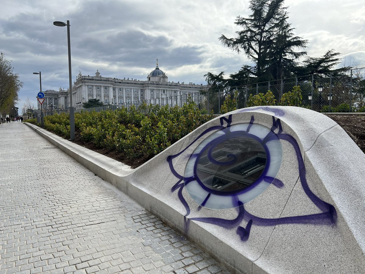 giraldeo's tweet photo. Apenas dos meses ha aguantado. Sus autores pensarán que están haciendo arte, pero es delincuencia contra el espacio público. Vigilancia y sanciones ejemplares @MADRID @Lineamadrid https://t.co/XqUAl5PVNg