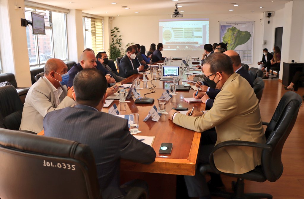 AgriculturaEc's tweet photo. 🔵 #Ahora | El ministro (S) @lmunozEC inaugura la 15va Misión del @BancoMundial, @aecidecuador y el #ProyectoPIT. Durante esta jornada delegados de las instituciones recorrerán los principales proyectos de irrigación tecnificada en el país.
#RiegoParaProducir 💧🌱 https://t.co/XL6K5cWKHq