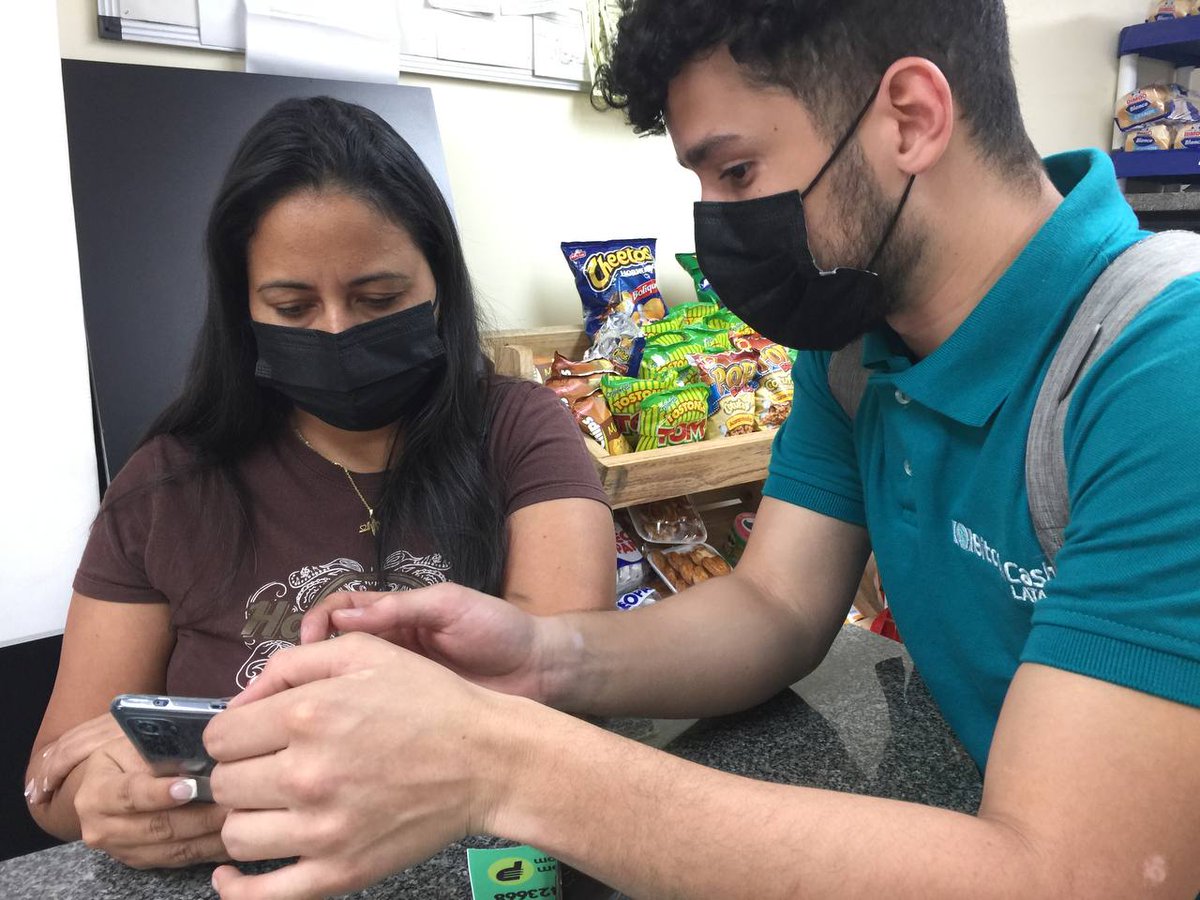 BCHLatam's tweet photo. Nuestro #BitcoinAgent @AraqJuan está abordando a nuevos comerciantes en la ciudad de #Caracas 

¡Construyendo prosperidad con #BitcoinCash!

#BCH #BitcoinAgentsVenezuela2022 https://t.co/dKJOkalIaW