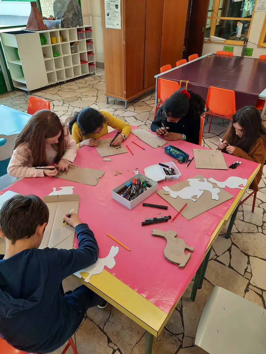 aps_paulblet's tweet photo. Ce soir, activité manuelle sur le thème de Pâques. Des petites surprises sont à venir !!! 
🐇🔔 https://t.co/3nZJMgr7g1