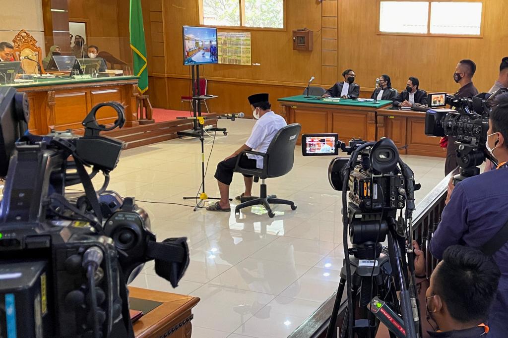 nypost's tweet photo. Indonesian court sentences teacher to death for raping 13 students https://t.co/cOcwmmCBpi https://t.co/UflOto4LOe