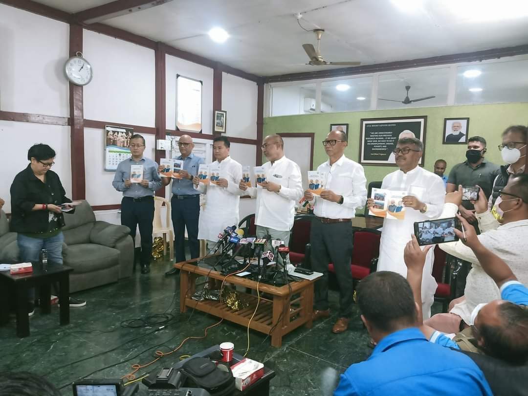 BJP4Manipur's tweet photo. Hon'ble CM Shri @NBirenSingh launched the upgraded CMHT Scheme in the presence of the Hon'ble Ministers Sh @BiswajitThongam, Sh Yumnam Khemchand,Sh @KonthoujamG.
The health scheme will now provide insurance coverage of up to Rs.5 lakh(from 2 lakh) to the eligible beneficiaries. https://t.co/bpSRr04aN1