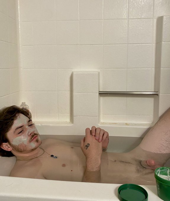 Face masks and fucking?😶&zwj;🌫️🧖 https://t.co/P3bVts9H26