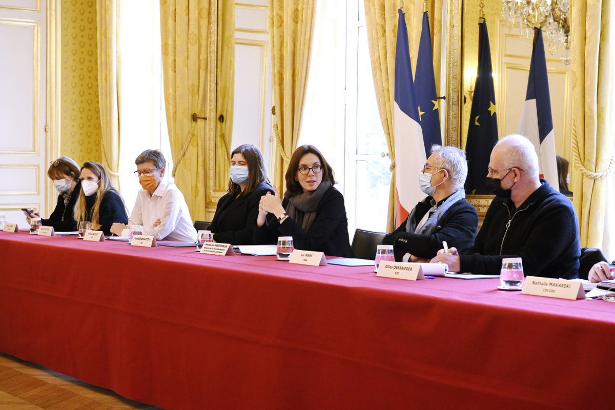 Je suis très heureuse de signer un accord de méthode avec les organisations syndicales qui ouvre la négociation sur la couverture prévoyance des agents de l’État. Elle succède à l'accord unanime obtenu pour leur garantir une protection complémentaire santé optimale.