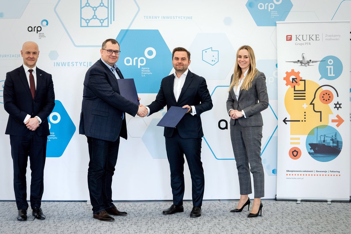 AgencjaRozwoju's tweet photo. 🤝 Razem z @KUKE_pl wspieramy przedsiębiorców, którzy mierzą się z wieloma wyzwaniami. 

✍🏻 Podpisaliśmy porozumienie o współpracy i będziemy oferować rozwiązania finansowe dla firm, by pomagać im w działaniach na rynkach międzynarodowych.

Szczegóły ⤵️
https://t.co/gYnp6uvMKB https://t.co/hSjW63SYvz