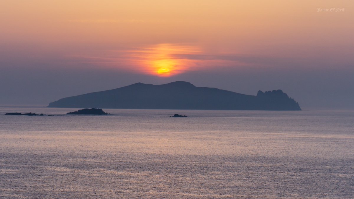 An Fear Marbh / The Sleeping Giant - West Kerry 🌅

@wildatlanticway 

#wildatlanticway #westkerry #ireland #exploreireland #travel #sunset #sunsetphotography #sleahead