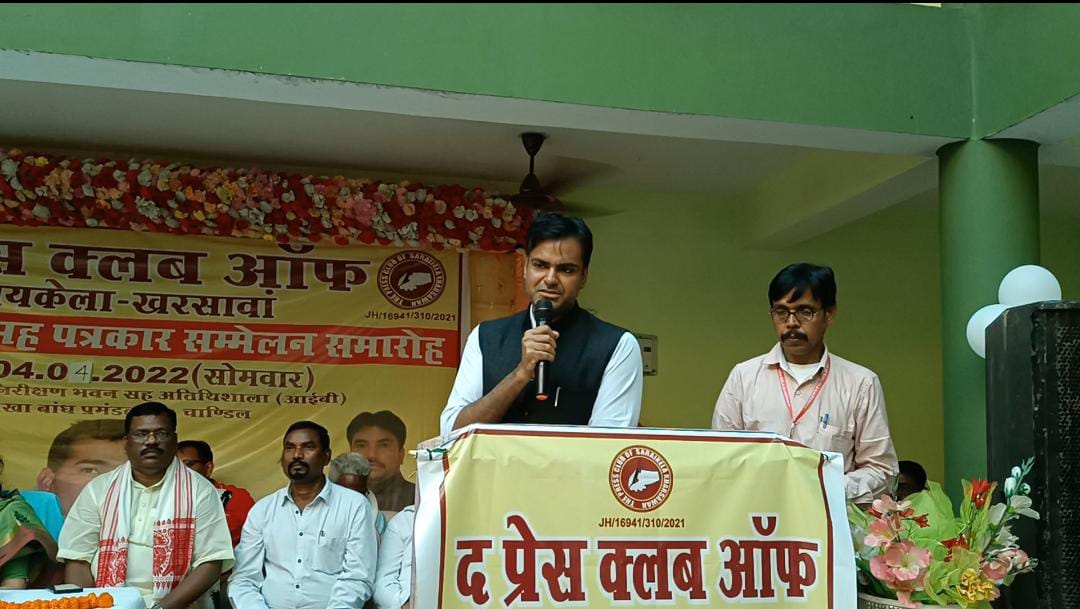 TPCSaraikela's tweet photo. द प्रेस क्लब ऑफ सरायकेला खरसावां के पहले स्थापना दिवस मौके पर कार्यक्रम की एक झलक।
@TPCSaraikela @DCseraikella @HindTantra @invbiharjkd @manmohan210 @ChampaiSoren @Ashishjha_baba https://t.co/MfIlbMJte0