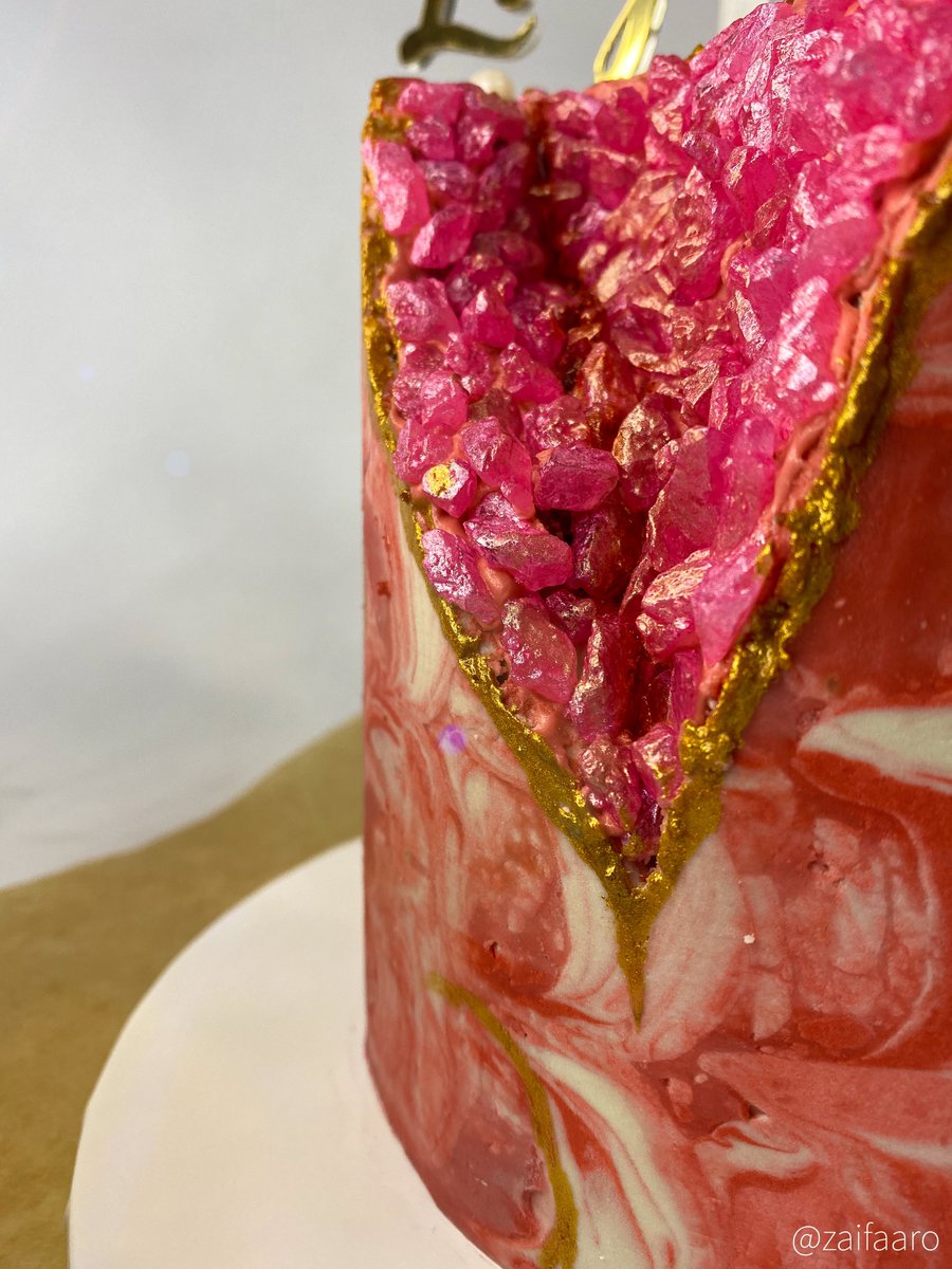 zaifaaro's tweet photo. A 5 inch geode cake with marble buttercream! https://t.co/SAFGwx51g3