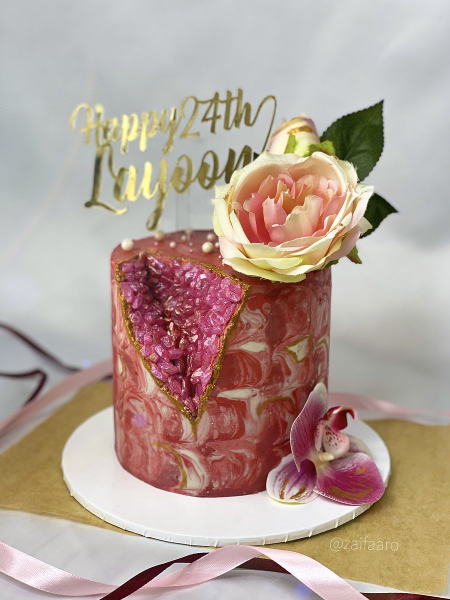 zaifaaro's tweet photo. A 5 inch geode cake with marble buttercream! https://t.co/SAFGwx51g3