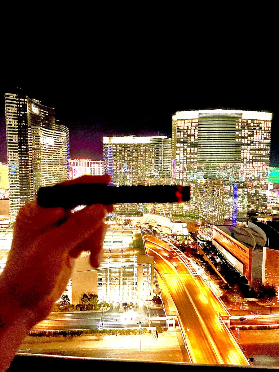 CaddyCigar's tweet photo. Night cap. 👍🏽

#LasVegas #Vegas #lasvegasstrip #cigars https://t.co/kWqxxelKGJ