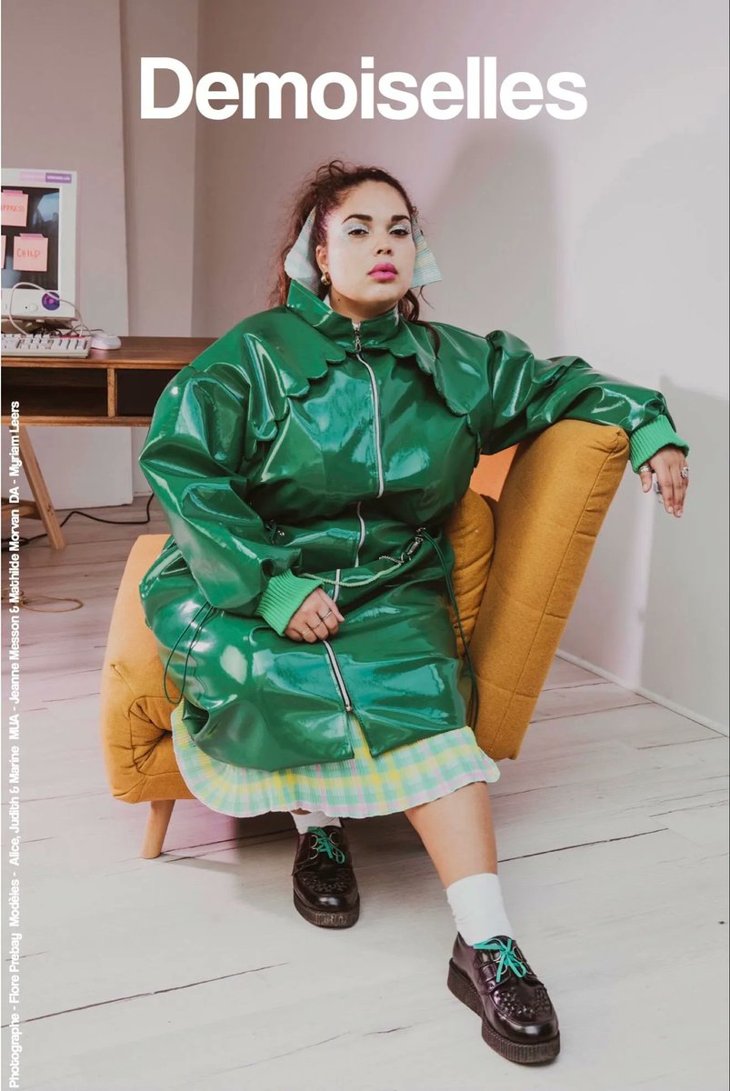 ecoledeconde's tweet photo. "Ma Vie Rêvée" par Myriam Leers de l'école de condé Paris
"Je propose la marque Demoiselles, qui associe nostalgie et streetwear, afin de permettre aux femmes d’arborer librement et fièrement qui elles sont."
#design #mode #fashion #fashiondesign #designdemode https://t.co/aVLjUgxYgw
