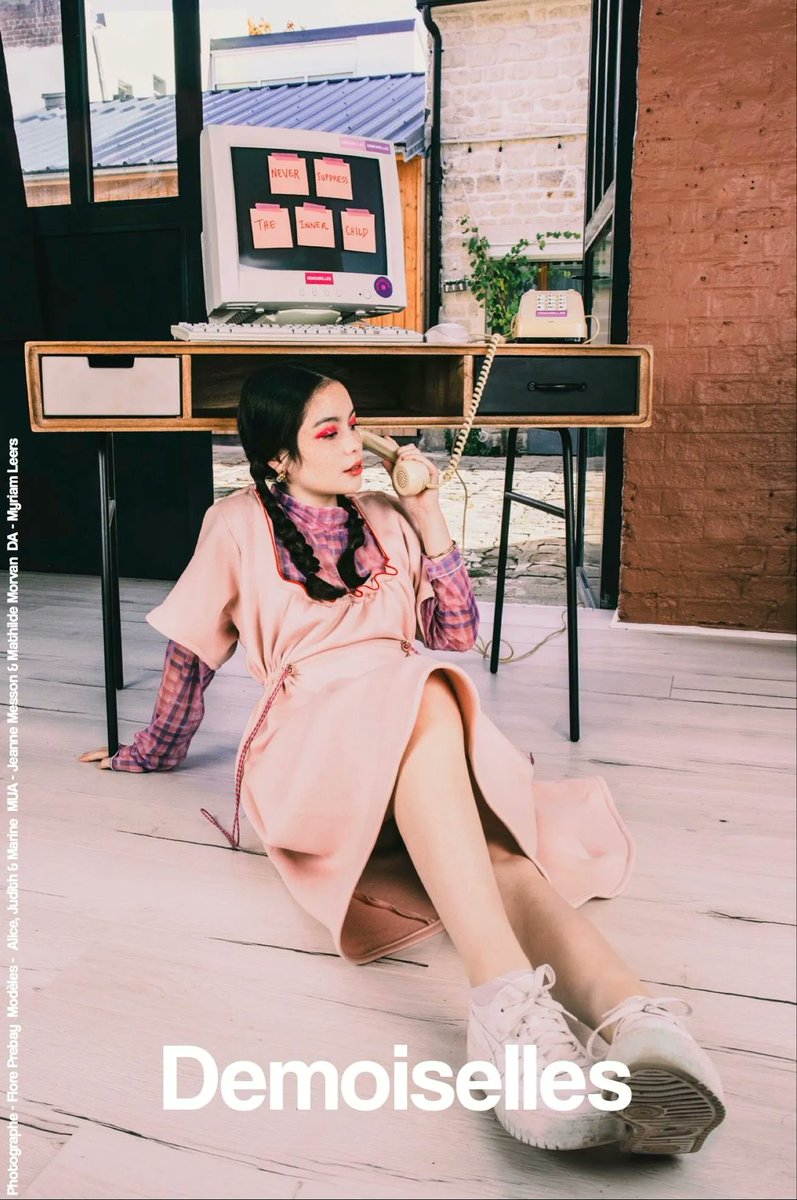 ecoledeconde's tweet photo. "Ma Vie Rêvée" par Myriam Leers de l'école de condé Paris
"Je propose la marque Demoiselles, qui associe nostalgie et streetwear, afin de permettre aux femmes d’arborer librement et fièrement qui elles sont."
#design #mode #fashion #fashiondesign #designdemode https://t.co/aVLjUgxYgw