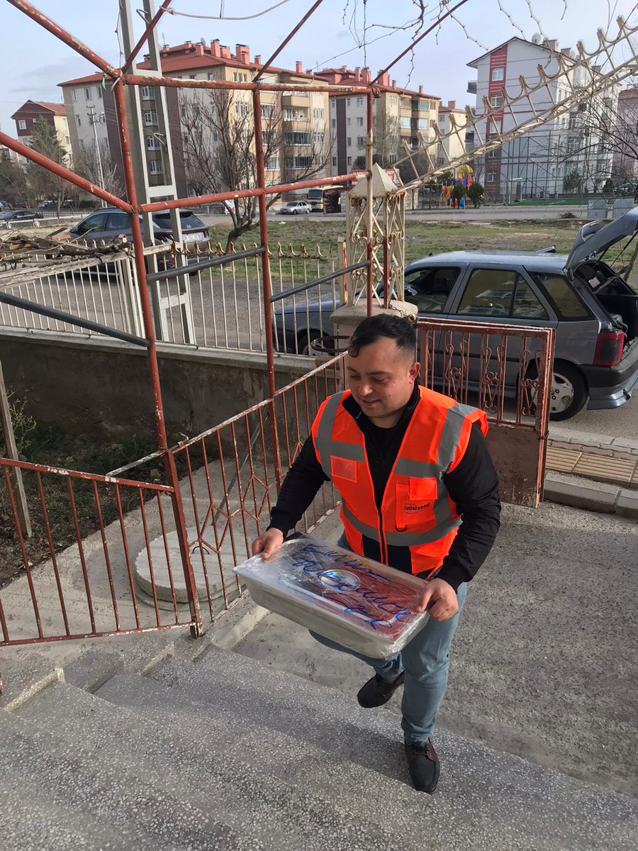 inisiyatifmerkz's tweet photo. Açın kapıyı, biz geldik!

Yoksul sofralara ve insanımıza kavuşmak için, #BizVarız... https://t.co/BBqwulFcdk