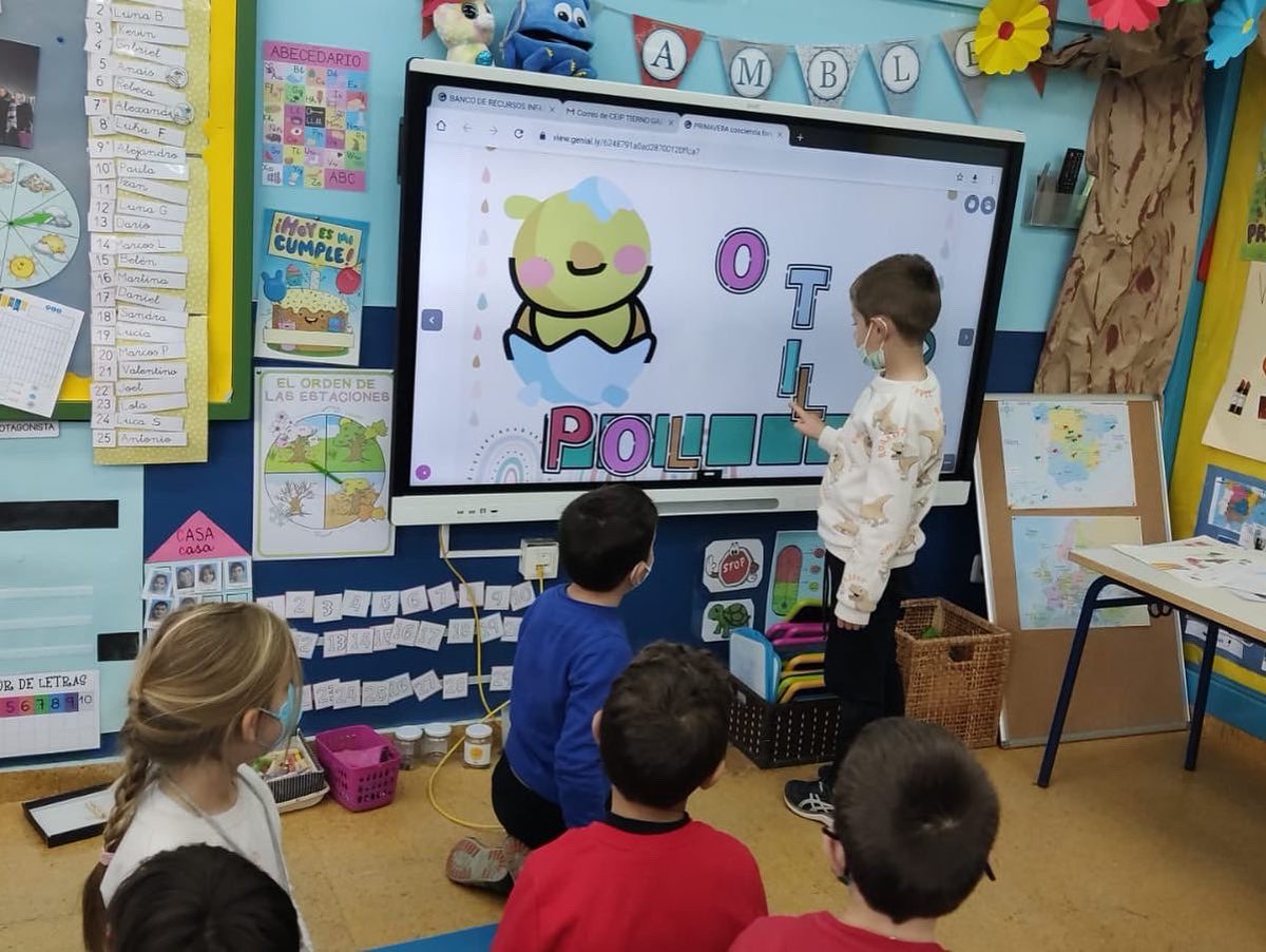 CPBTiernoGalvan's tweet photo. Con el programa Genially y nuestros maravillosos monitores interactivos se puede aprender de una manera intuitiva, sencilla y divertida. En este caso, están aprendiendo las vocales con el tema de la primavera. #monitorinteractivo @AMPA_TG_3C @revista360y5tr1 @ayto3cantos https://t.co/EETcVoRYSK