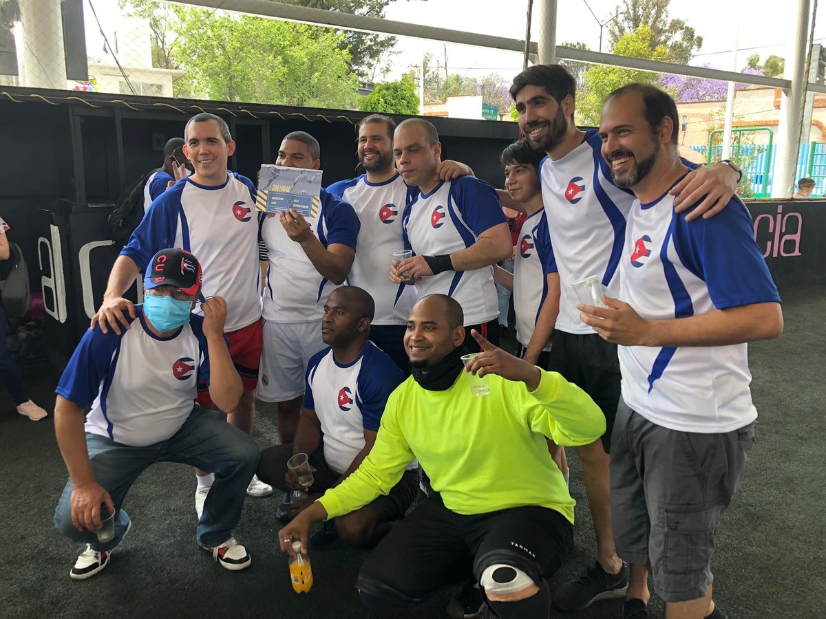 GradaRoja945's tweet photo. El sábado pasado el equipo <Colectivos Futboleros> con los compas de  @FcBloque salieron campeones del triangular amistoso en conmemoración de la UJC invitados por @_mmsc
¡Futboleros de todos los países, uníos! https://t.co/WWBg8RTIf8