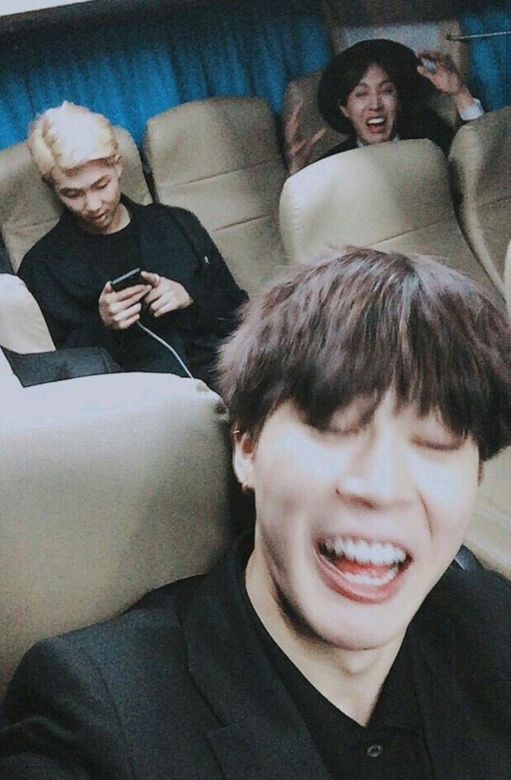 KILLTHATRYO's tweet photo. Ho dovuto ripostarlo😩 e di nuovo in ritardo eccomi qui🤌🏻🦆

#ARMYSelcaDay #ASRD #NAMJOON #JIMIN #HOSEOK https://t.co/yoRynDoZdK