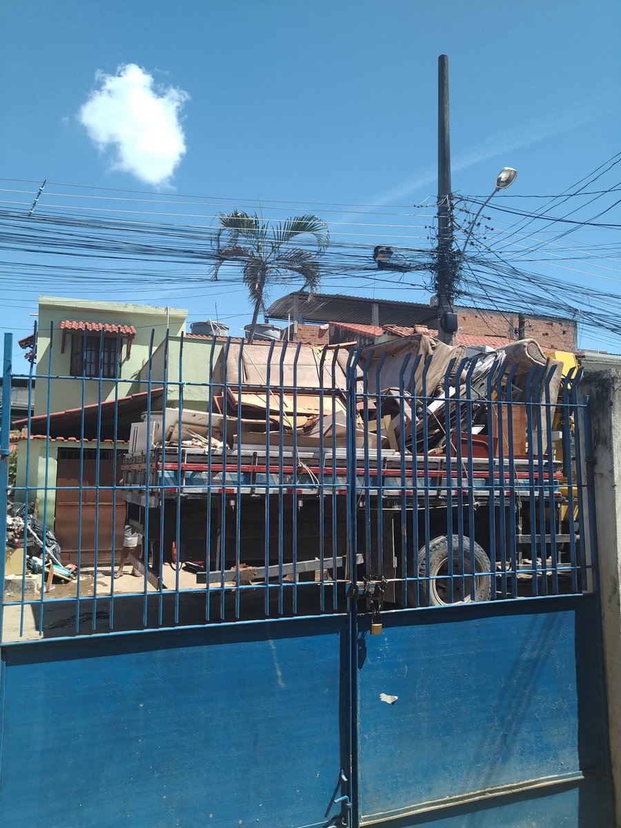 Novaiguacudepre's tweet photo. No caioaba, onde o nível da água quase chegou no 2º andar das casas, recebeu no fim da manhã de hoje os caminhões da Emlurb para levar os móveis das vítimas da tempestade. Mas o bairro ainda está devastado e precisando de doações. https://t.co/mvYGDhXDt9