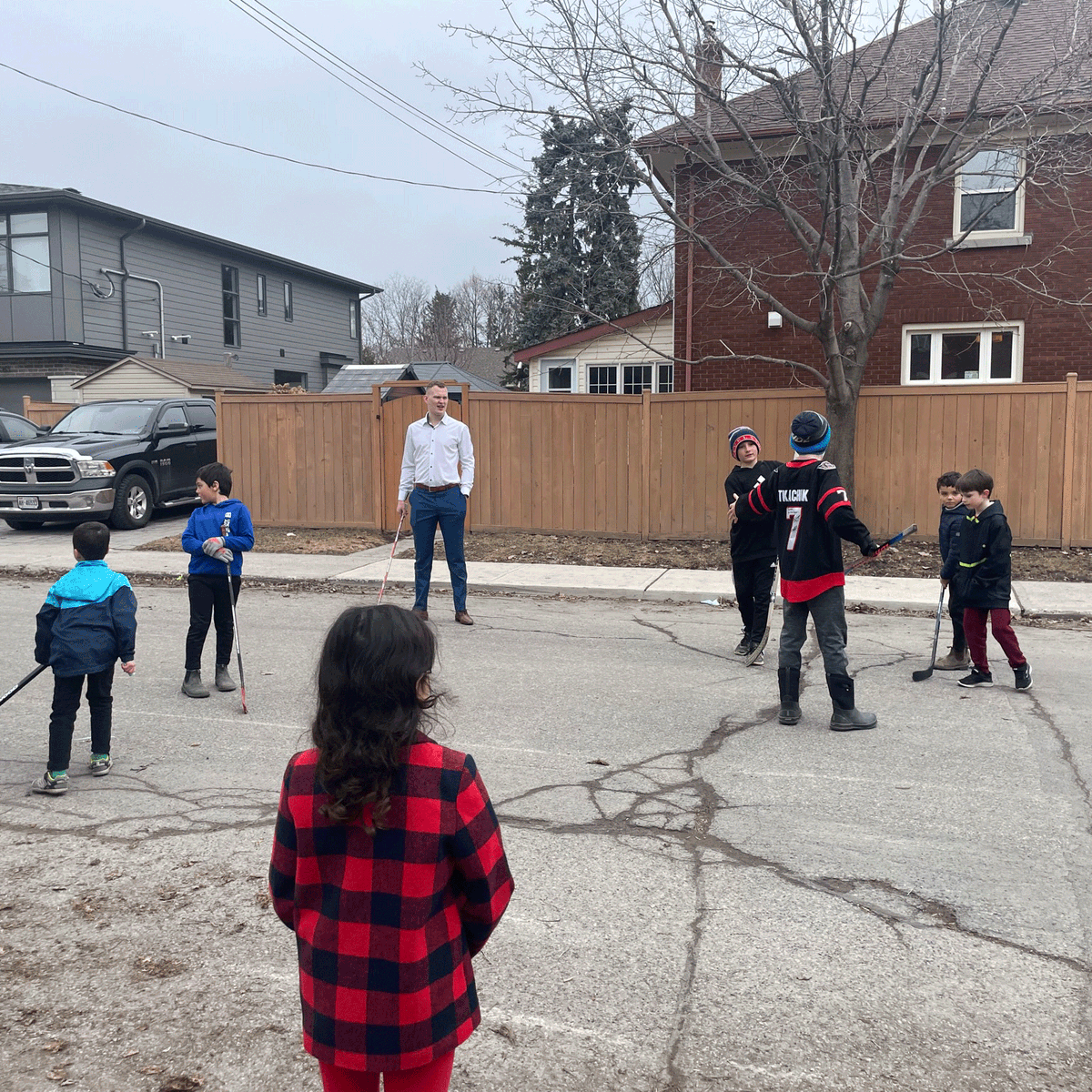 Brady Tkachuk (<a href="/BradyTkachuk71/">brady tkachuk</a>) playing street hockey with local kids on his way home from the <a href="/Senators/">Ottawa Senators</a> game is so wholesome. 👏 

(📷 @andymorrisey)