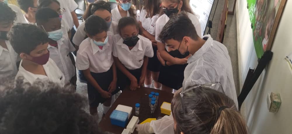 La #Juventud del CIM inicia su celebración por el 60 Aniversario de la UJC realizando una feria de ciencias en la ESBU-Rubén Martínez Villena en Siboney.!!!Hacemos llegar nuestra ciencia a los estudiantes. #VamosConTodo #CienciadeCompromiso #UJC60 #CubaVive