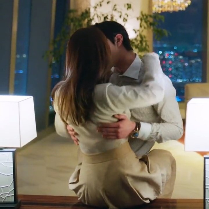 chae_somi's tweet photo. THE HAND PLACEMENT!!!!!!!! I REPEAT THE HAND PLACEMENT!!!!!!

#BusinessProposal #BusinessProposalEp11 https://t.co/TAq7nqX2r7