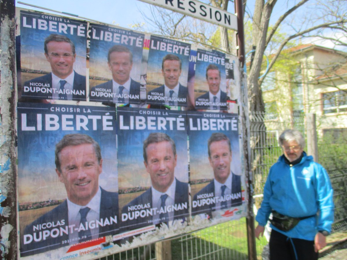 dlf54officiel's tweet photo. Les militants de @DLF_Officiel en #meurtheetmoselle toujours sur le terrain pour la campagne #Présidentielle2022 avec Nicolas @dupontaignan. Aujourd'hui, six heures de collage. Ci-dessous quelques images. #2022NDA #ChoisirLaLiberté https://t.co/2LgGedjG6l