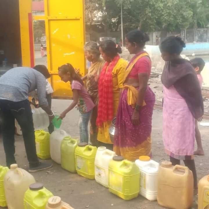 Khushiyaan_Org's tweet photo. Water Distribution- #week62 .
Location - Thane East, Brahmand, Airoli sector-19.

600 families at our Mumbai Rotighar slums is benefitted with clean drinking water weekly. https://t.co/vxiS9pF5cX