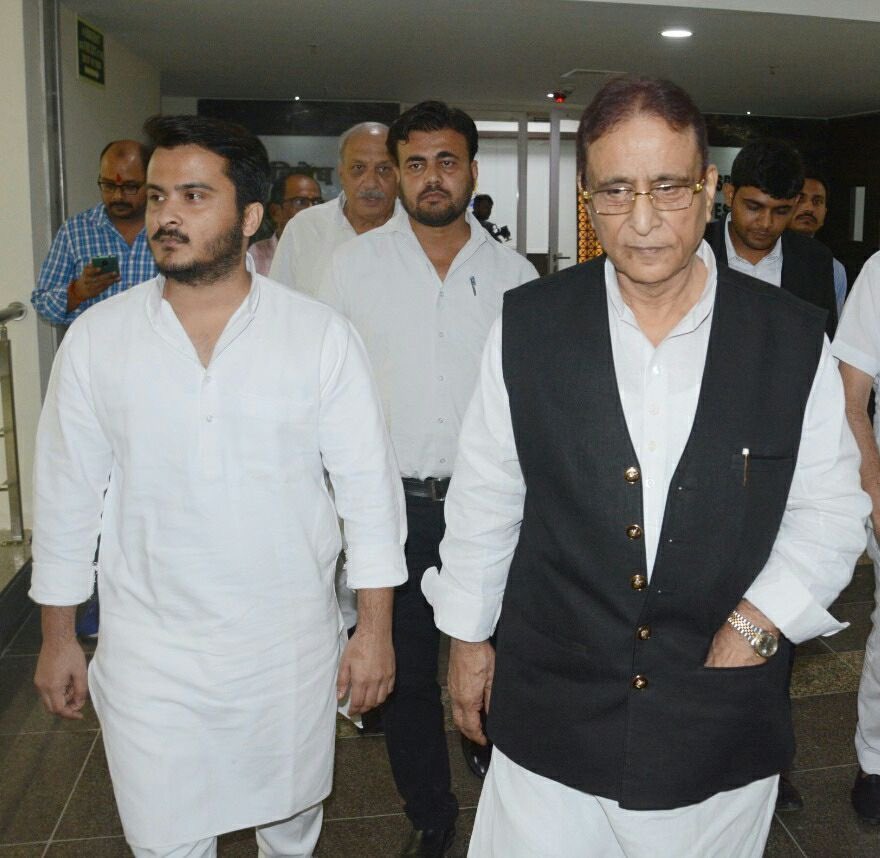 AbdullahAzamMLA's tweet photo. जहां तक मुझसे मतलब है जहान को
वहीं तक मुझको पूछा जा रहा है,
ज़माने पर भरोसा करने वालों,
भरोसे का ज़माना जा रहा है ॥ https://t.co/eYiMCSMoEM