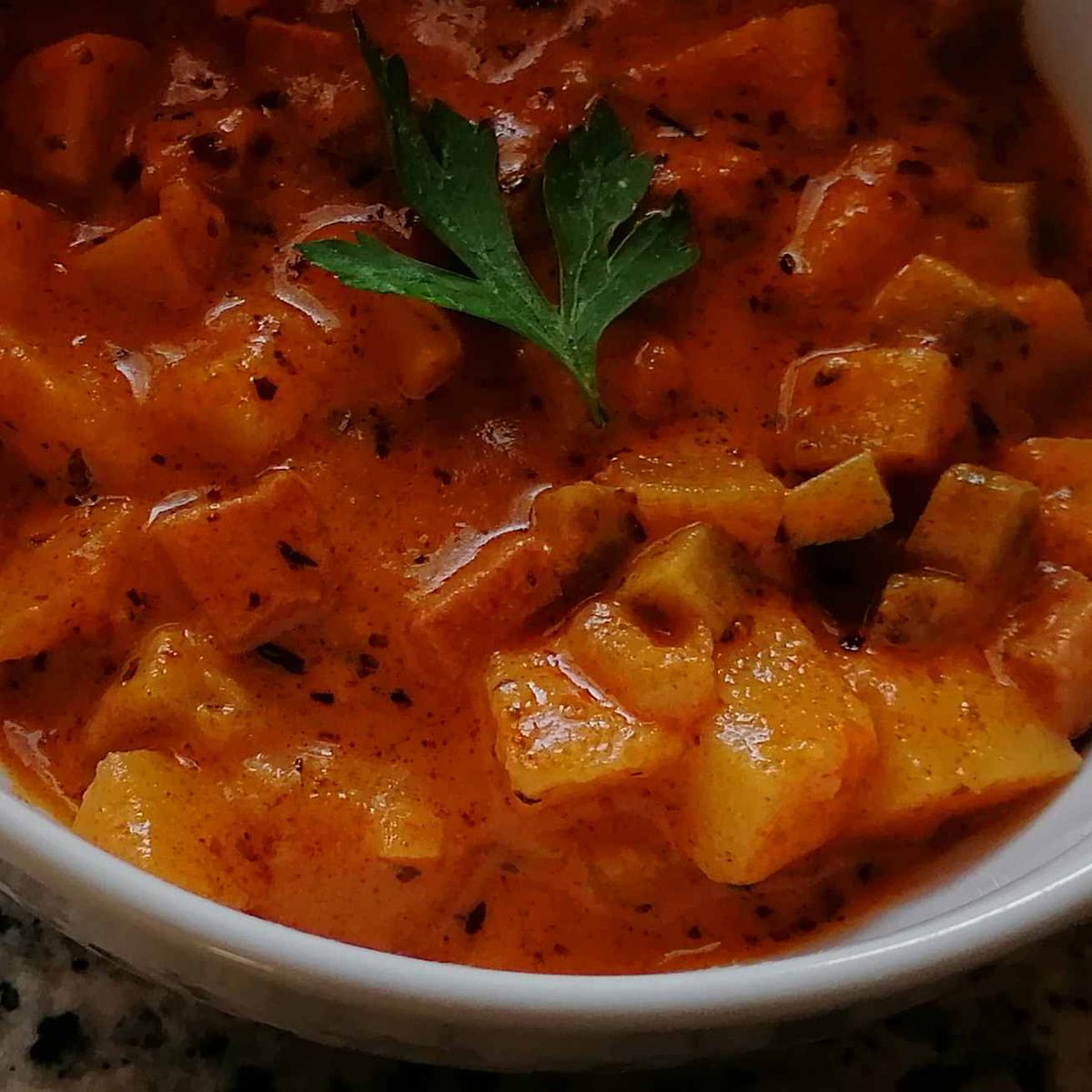 MikeKocht's tweet photo. Weil noch kühl draußen ist: Klassisches #Beisl (#Kneipen) #Twooking
#Erdäpfelgulasch (#Kartoffelgulasch) diesmal als #Löffelgericht
Alles schön fein geschnitten
So lieben es sogar - nicht zu heftig gewürzt - die ganz Kleinen.
#Opakocht eben auch für die!
https://t.co/pNCC2heYwh https://t.co/Zzhbqzsg9T