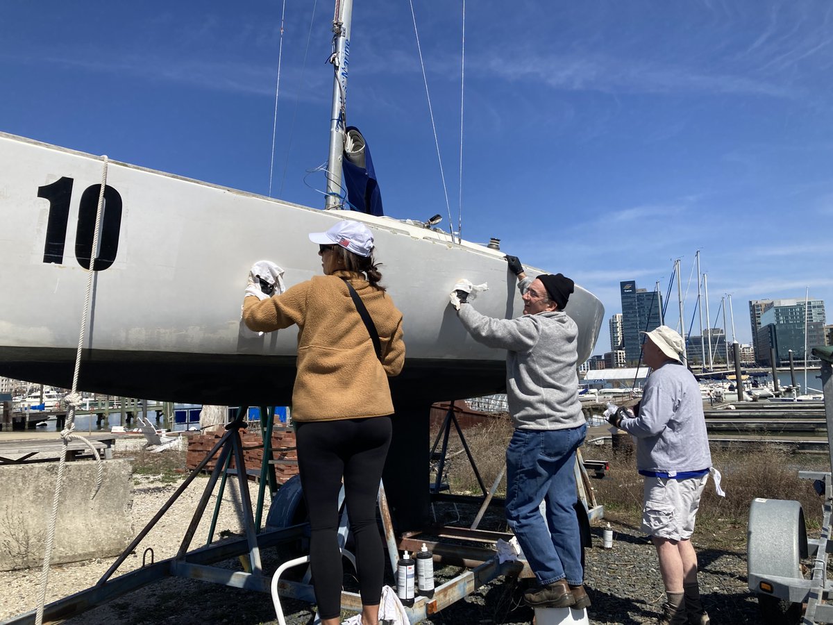 DowntownSailing's tweet photo. Great turn out to the work party on Saturday! Thank you all for your help.
There will be more to do, so reach out if you want to help! 
More work party coming up soon, in the meantime we will see you Saturday at 11:30 pm for the Volunteer fair!
Credit Jenyfer Lewis https://t.co/FBLZL6JyHH
