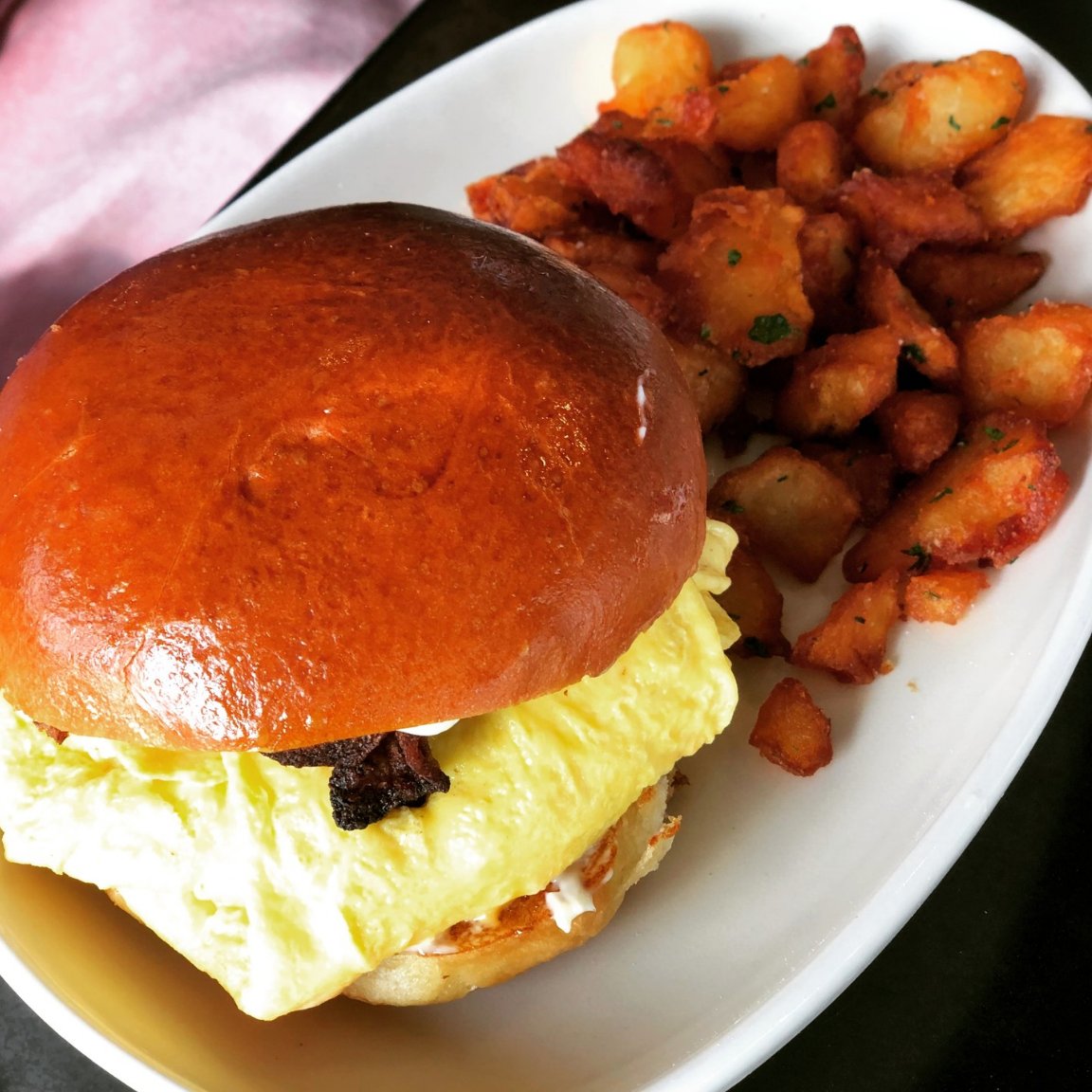 Showroom21701's tweet photo. Breakfast Sandwich served with home fries: scrambled egg, cheddar, avocado, bacon, & mayo.
#frederickmd #bryanvoltaggio #Frederickbrunch #frederickbreakfast #frederickfoodie #getitdowntownfrederick #downtownfrederick https://t.co/s6RcTGVEiO