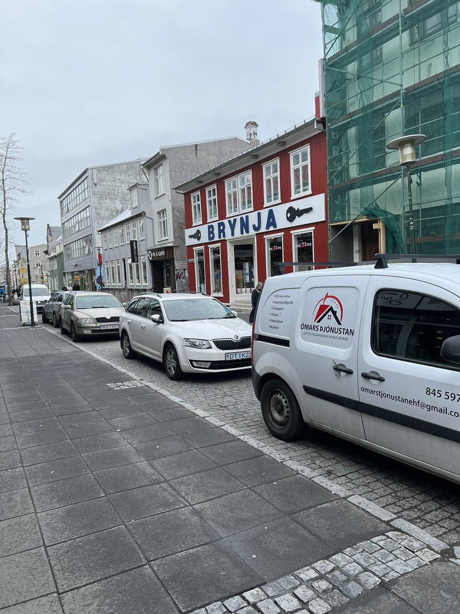 esterbrynjars's tweet photo. BESTA göngugata ever, nenniði að gera eitthvað í þessu guð hvað þetta er þreytt @Dagurb https://t.co/qyXI2qnIjE