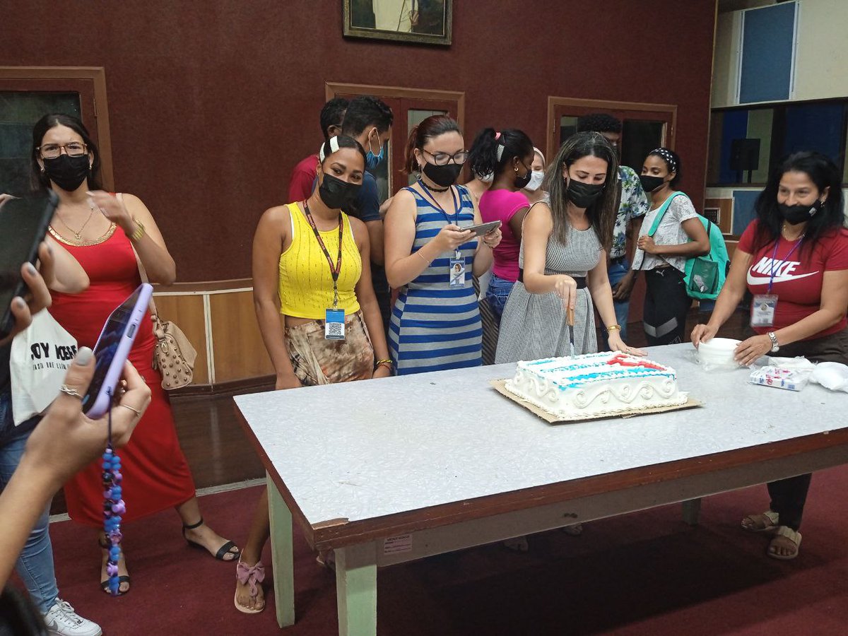 plaza_ujc's tweet photo. Entrega de la condición 60 aniversario a Medicuba #VamosConTodo  @UJCdeCuba https://t.co/zfhPFPHCNW