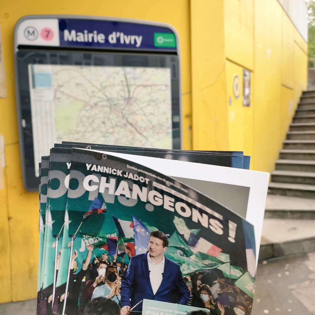 EELVIvry's tweet photo. Un programme distribué sous la bise glaciale mais toujours autant déterminé•es pour faire gagner @yjadot le 10 avril prochain ! 🌬️🥶 #Jadot2022 https://t.co/RplDwsibAE
