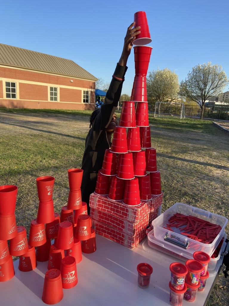 BonnerTylerISD's tweet photo. Here are some highlights from the Specials' booth at last week's March Madness STEM Night! We focused on the fractured fairy tale The Little Red Fort, and students built their own forts. #BonnerBees #TylerISDlibraries https://t.co/XNYoJZqhLk