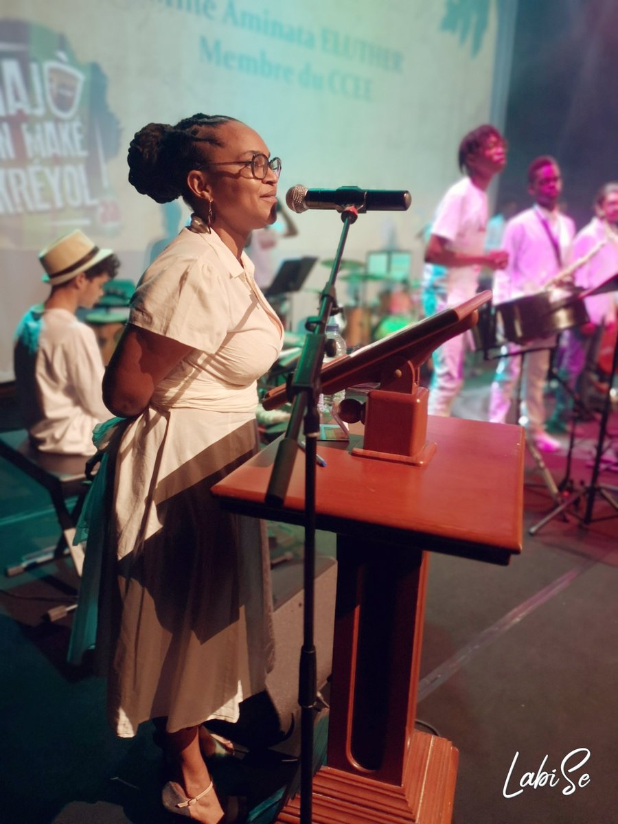 [ 🎬CLAP DE FIN POUR LA SEMAINE ACADÉMIQUE DU CRÉOLE 🎬 ]

Pour clôturer cette semaine autour de notre langue régionale, retour en images sur la cérémonie de remise des prix du « Majò an maké kréyòl » 🏆

Maké on poézi, on kont, oben on ti istwa : woulo bravo pou kabéchaj-la 👏