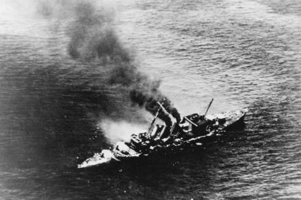 0Entreguerras's tweet photo. El comandante Mitsuo Fuchida lidera un ataque contra la base naval 🇬🇧 de Colombo, Ceilán. Las instalaciones del puerto resultan dañadas y son hundidos los cruceros #HMSCornwall y #HMSDorsetshire. Posteriormente la fuerza de Ozawa se fracciona en tres grupos con la misión de https://t.co/gNkMUYSc3Z