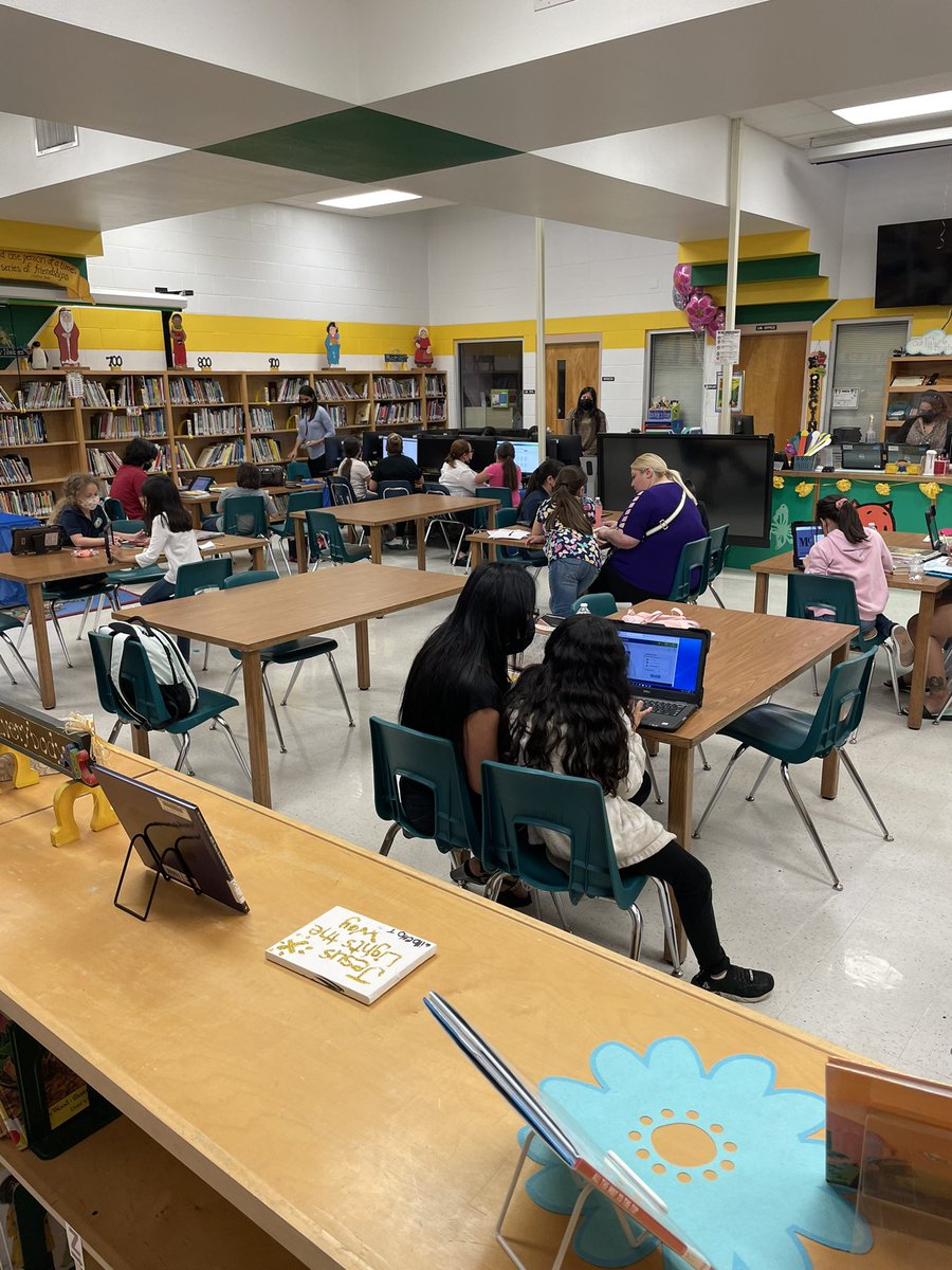 Lane_Vanessa23's tweet photo. Family quality spent reading and building their family unity. #samhoustonelementary #misd #famikytimereadingtogether https://t.co/tNBXi4p51l